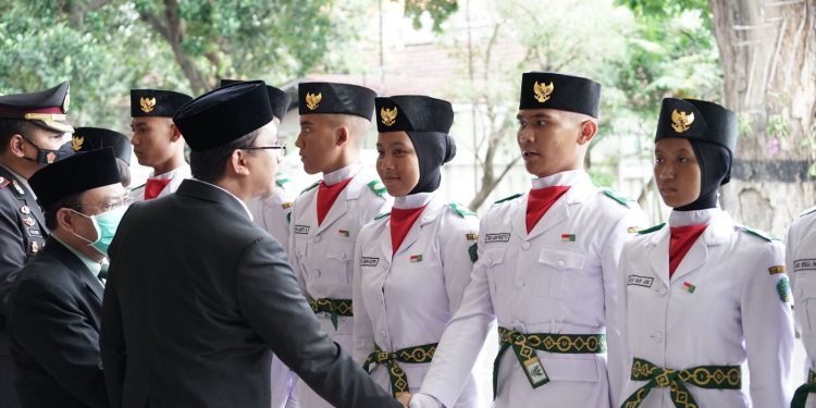 Tingkatkan Jiwa Nasionalisme, Bupati Gus Muhdlor Laksanakan Pengukuhan 76 Paskibraka