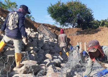 Pekerja Pemeliharaan Tanggul Sungai Citarum Desa Solokan Tidak Memakai APD