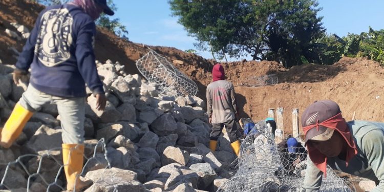 Pekerja Pemeliharaan Tanggul Sungai Citarum Desa Solokan Tidak Memakai APD