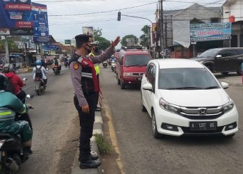 Antisipasi Kemacetan di Pagi Hari, Regu Patroli Sat Samapta Polres Serang Lakukan Pengaturan Lalin