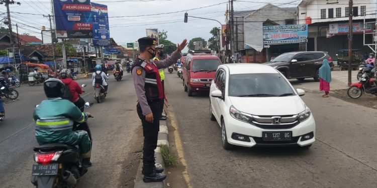 IMG-20220905-WA0021 - Deteksi Jaya Antisipasi Kemacetan di Pagi Hari, Regu Patroli Sat Samapta Polres Serang Lakukan Pengaturan Lalin