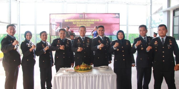 Prosesi Pemotongan Tumpeng Jadikan Rasa Syukur HUT Kemenkumham HDKD Tahun 2022