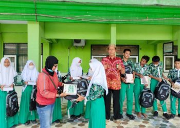 Tingkatkan Semangat Belajar, Juru Warto Sidoarjo Bagikan Puluhan Tas dan Kelengkapannya Untuk Yatim Piatu dan Duafa