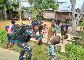Menyebar Kebaikan Dengan Anak- Anak Papua, Satgas 310/KK Laksanakan Anjangsana di Kampung Yuruf 2
