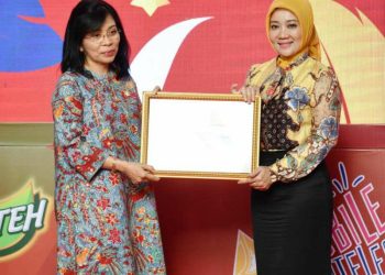 Ketua Dekranasda Jabar Atalia Praratya dan Ridwan Kamil  Mendapatkan Penghargaan