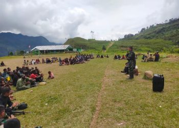 Satgas Yonif 310/KK Di Distrik Okbibab, Melaksanakan Karya Bakti Bersama Anggota DPRD Kab. Pegunungan Bintang Papua