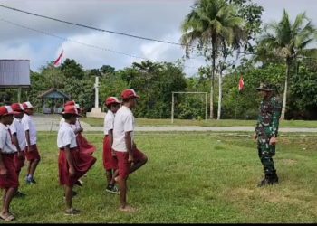 Satgas Yonif 310/KK Latih PBB Untuk Petugas Bendera Di Upacara HUT RI Ke 78