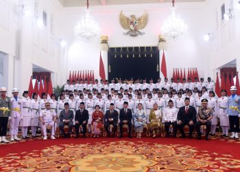 Presiden Jokowi Saat Mengukuhkan Paskibraka di Istana Negara