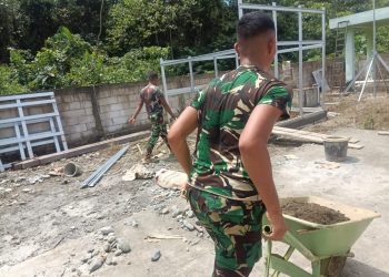 Satgas Yonif 310/KK Berpartisipasi Bangun Rumah Daya dan PLTS untuk Puskesmas di Perbatasan RI-PNG