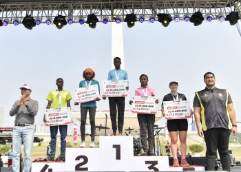 Menpora Dito Mengalungkan Medali Dan Memberikan Hadiah Kepada Para Peserta Lari Yang Menjadi Juara.