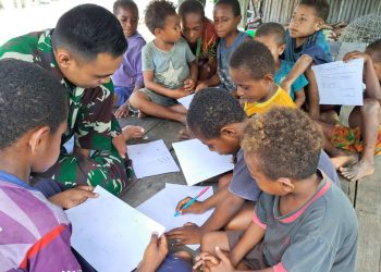 Satgas Yonif 310/KK Ajarkan Anak anak Perbatasan Membaca dan Berhitung