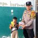 Polri Sahabat Anak, Polsek Tambora Tunjukkan Kepedulian Lewat Pembagian Alat Tulis Sekolah