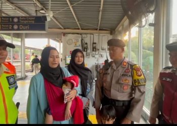 Tersesat di Jakarta, Ibu dan Tiga Anak Dibantu Polsek Grogol Petamburan Menuju Stasiun