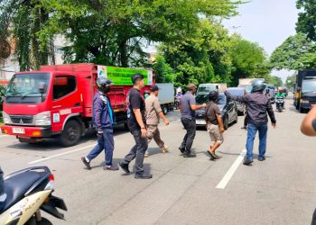 Polsek Grogol Petamburan Tertibkan 21 Atribut Ormas dan Amankan 10 Pak Ogah dan Jukir Liar