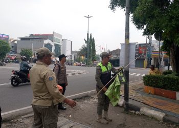 Polsek Kembangan dan Tiga Pilar Tertibkan Atribut Ormas di Meruya dan Srengseng