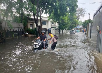 Aksi Humanis Bhabinkamtibmas Srengseng Saat Hujan Deras Genangi Jalan Depan SDN 05 Kembangan