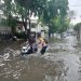 Aksi Humanis Bhabinkamtibmas Srengseng Saat Hujan Deras Genangi Jalan Depan SDN 05 Kembangan