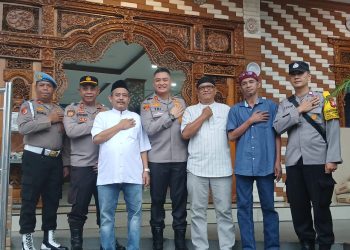 Wakapolres Metro Jakarta Barat Serahkan Bantuan untuk Renovasi Masjid Al Ikhlas Tambora