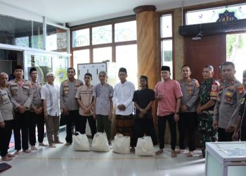 Dekat dengan Warga, Kapolres Jakbar Shalat Jumat Keliling dan Berbagi Sembako