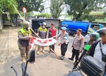 Puluhan Atribut Ormas Ditertibkan di Kembangan dalam Operasi Berantas Jaya 2025