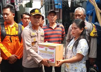 Pasca Kebakaran Hebat di Krukut, Polres Jakbar dan Polsek Tamansari Hadir Bawa Bantuan dan Harapan