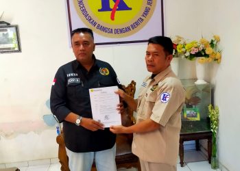 Pemimpin Redaksi Komunitastodays.co Serahkan SK Kepengurusan Kaperwil Jateng kepada Suyana dan Jajarannya