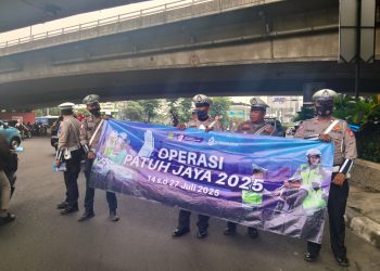 Satlantas Jakbar Turun ke Jalan Sosialisasikan Operasi Patuh Jaya 2025 di TL Tomang