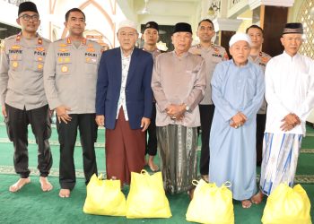 Safari Jumat Di Masjid Himawan At Taubah, Kapolres Metro Jakarta Barat Tebar Kebersamaan dan Peduli Sesama