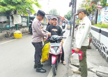 Bhabinkamtibmas Pekojan Semarakkan HUT RI ke-80 dengan Bagikan Bendera Merah Putih