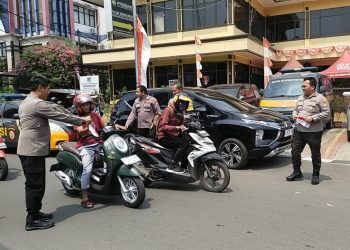 Personel Polsek Kebon Jeruk Bagikan Bendera Merah Putih Semarakkan HUT Kemerdekaan RI ke-80