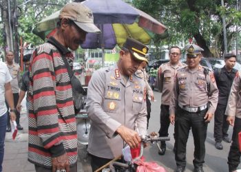 Polres Jakbar Bagikan 200 Bendera Merah Putih Ke Warga