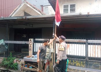 Polsek Metro Tamansari Polres Metro Jakarta Barat Gelar Pembagian dan Pemasangan Bendera Merah Putih dalam Rangka HUT Republik Indonesia ke-80