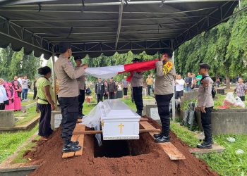 Polres Metro Jakarta Barat Lepas Kepergian Aiptu Victor Maruli Munthe dengan Upacara Kedinasan Penuh Hormat