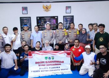 Kapolsek Tambora ngopi bareng warga tambora di pos satkamblingDemi menjaga keamanan