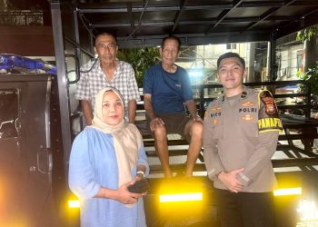 Piket Pamapta Polres Metro Jakarta Barat Sigap Antar Lansia Terlantar Kembali ke Keluarganya