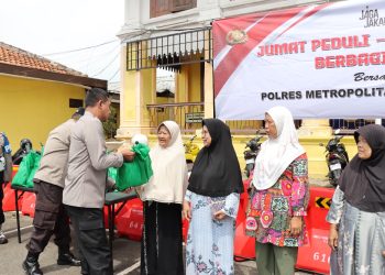 Polres Metro Jakarta Barat Gelar Jumat Peduli, Warga Palmerah Terima Sembako