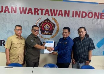 PWI Jaya Serahkan SK, Rudolf Simbolon Kini Plt Ketua Pokja Walikota Jakarta Timur