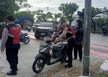 Tulus Melayani, Polisi Cengkareng Bantu Pengendara yang Alami Kendala di Jalan Daan Mogot