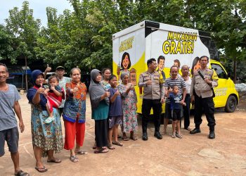 Polsek Palmerah Hadirkan Senyum Lewat Kegiatan Berbagi Makanan Gratis