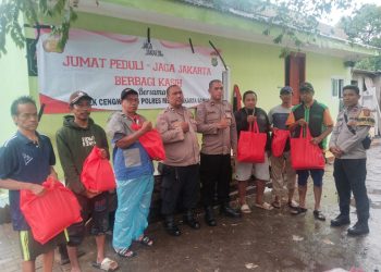 Polsek Cengkareng Gelar Jum’at Peduli, Ojol Bojong Indah Terima Bantuan Sosial