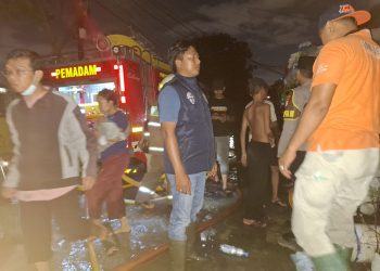 Respon Cepat! Pamapta 3 Polres Metro Jakbar Tangani Kebakaran di Jatipulo