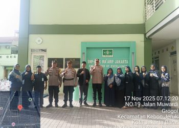 Kapolsek Grogol Petamburan Laksanakan Police Goes To School di SMK Ma’arif Grogol sebagai Inspektur Upacara