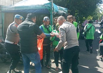 Polsek Grogol Petamburan Gelar Jum’at Peduli, Bagikan 200 Paket Nasi untuk Driver Ojek Online