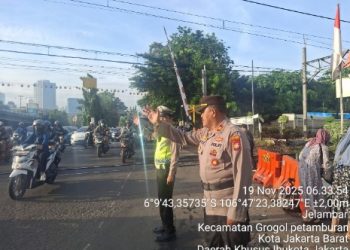 Polsek Grogol Petamburan Gelar Pengaturan Lalu Lintas di Dua Titik Rawan Kemacetan.