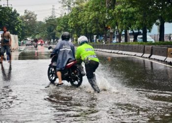 Heroik! Anggota Satlantas Cengkareng Selamatkan Motor Terbakar di Tengah Banjir