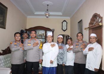Ciptakan Suasana Aman dan Sejuk, Kapolres Jakbar Lakukan Silaturahmi Kamtibmas ke KH Sa’adi Umar