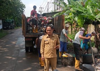 Dinas LH Kabupaten Serang Bersama Pemdes Junti Sigap atasi Sampah Yang Menggunung Di Jl Gabus -Pamarayan