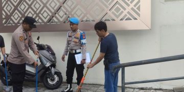Peringati Isra Mi’raj, Polres Metro Jakarta Barat Gelar Bhakti Sosial Bersihkan Rumah Ibadah