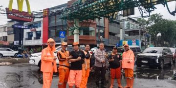 Antisipasi Genangan, Bhabinkamtibmas Kedoya Utara Sambang dan Koordinasi Petugas Pompa Air Pesing Garden