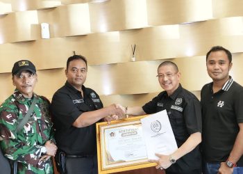 Ketua Pokja PWI Kepolisian Jakbar Serahkan Sertifikat Jabatan Wanhat kepada Romo Asun Gautama